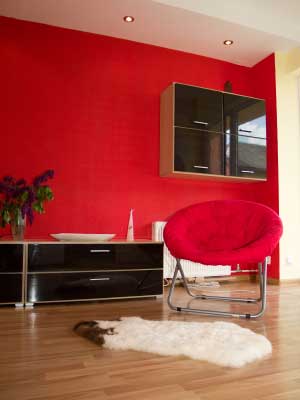 Hochglanz Möbel kommen richtig zur Geltung vor einem roten Hintergrund.
