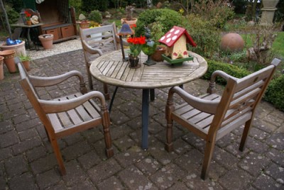 Sitzmöbel aus Holz für den Garten.