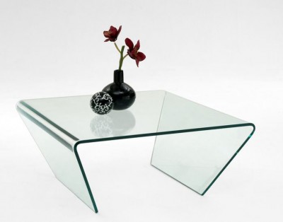 glastisch Glascouchtisch mit verjüngten Seiten und Blumenvase.