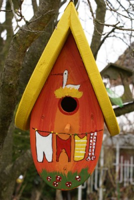 Modernes Vogelhaus in Rot.